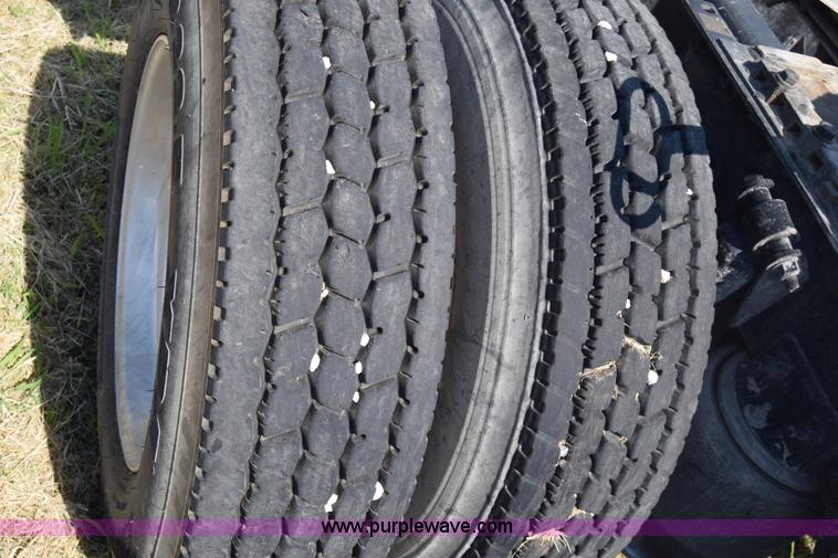 image for item J7217 2006 Freightliner Columbia semi truck