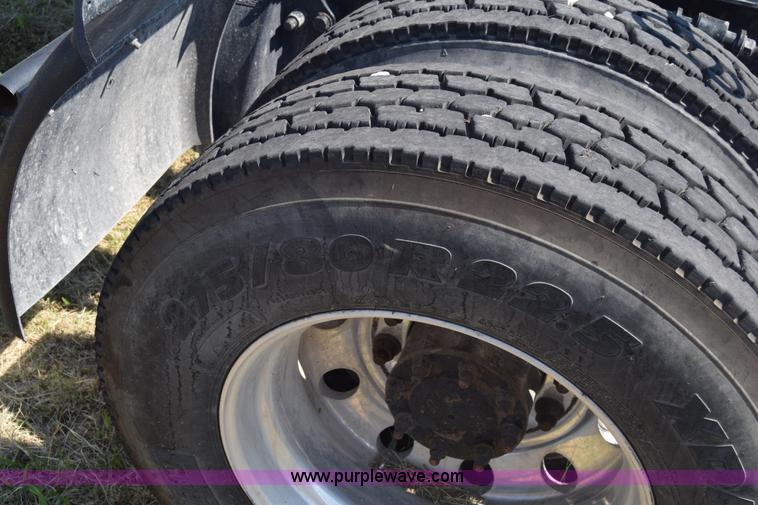 image for item J7217 2006 Freightliner Columbia semi truck