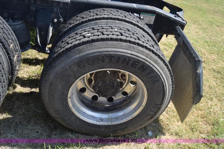 image for item J7217 2006 Freightliner Columbia semi truck