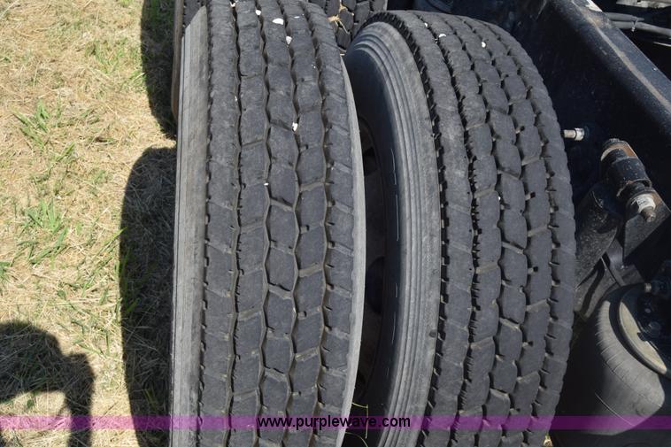 image for item J7217 2006 Freightliner Columbia semi truck