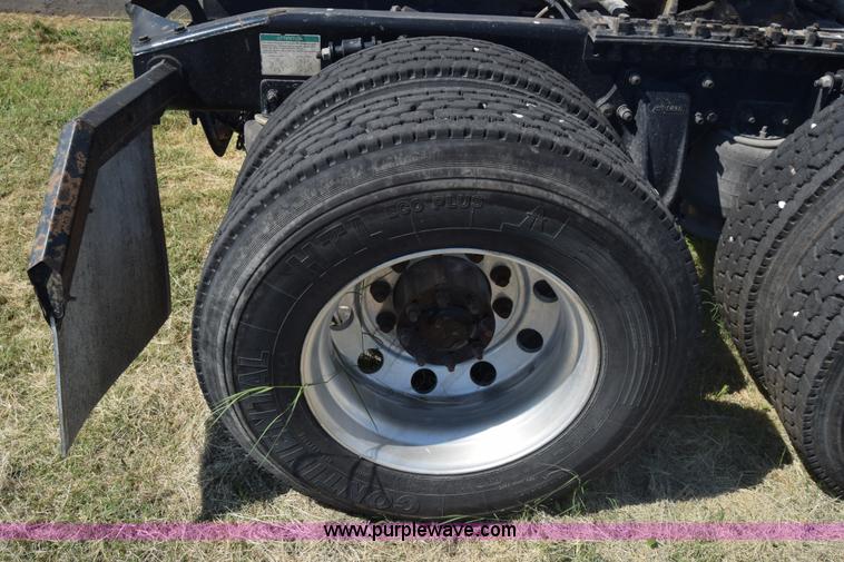 image for item J7217 2006 Freightliner Columbia semi truck