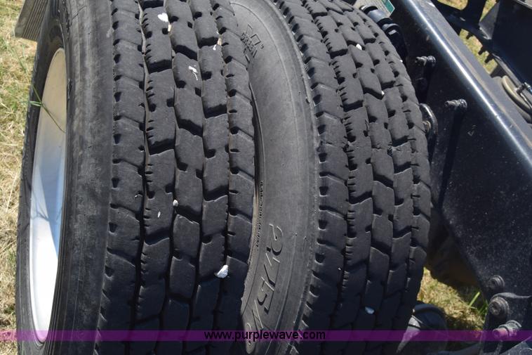 image for item J7217 2006 Freightliner Columbia semi truck