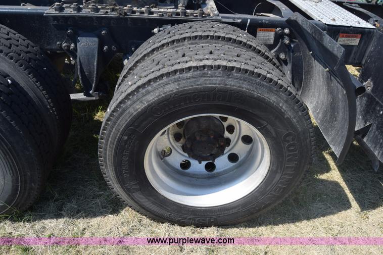 image for item J7217 2006 Freightliner Columbia semi truck