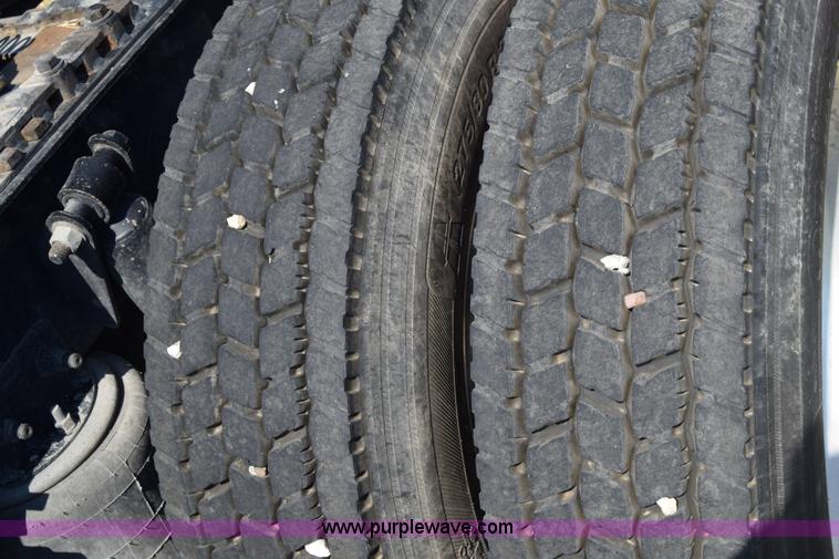 image for item J7217 2006 Freightliner Columbia semi truck