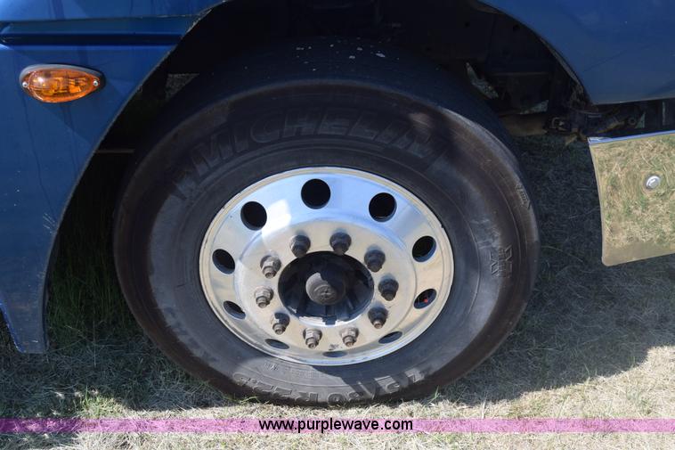 image for item J7217 2006 Freightliner Columbia semi truck