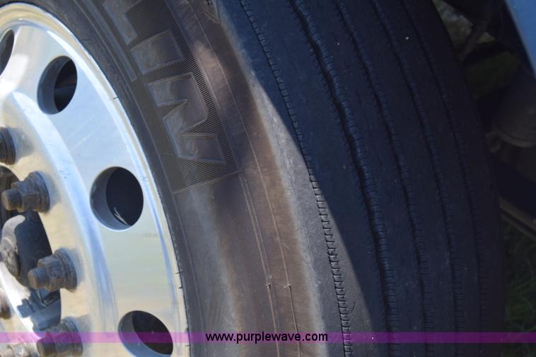 image for item J7217 2006 Freightliner Columbia semi truck