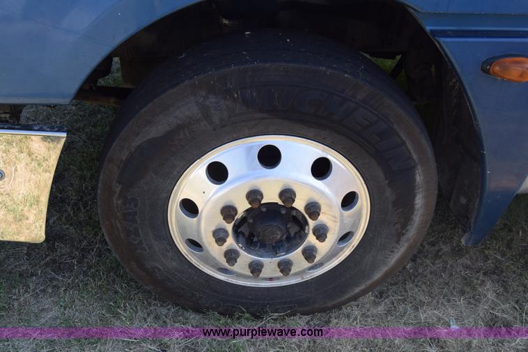 image for item J7217 2006 Freightliner Columbia semi truck