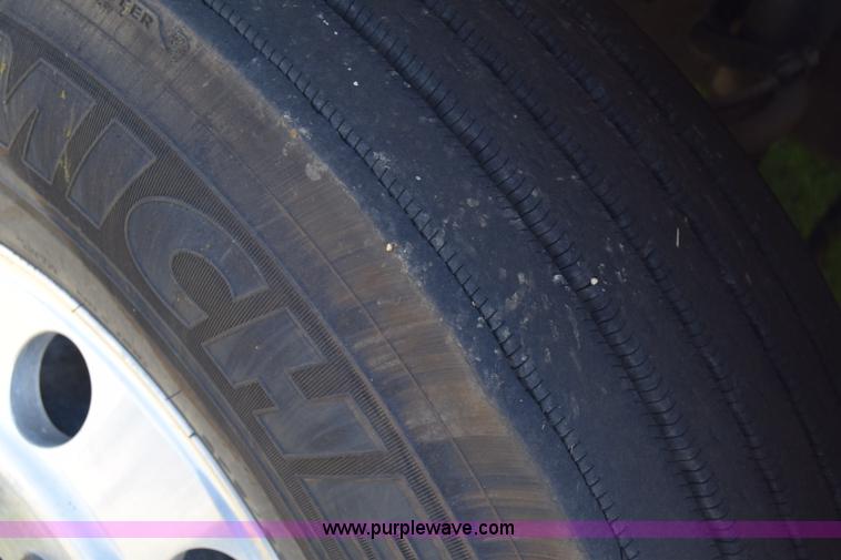 image for item J7217 2006 Freightliner Columbia semi truck