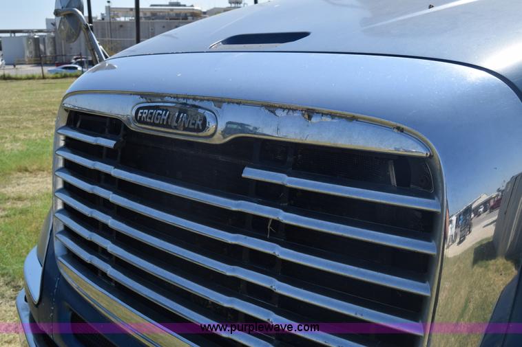 image for item J7217 2006 Freightliner Columbia semi truck