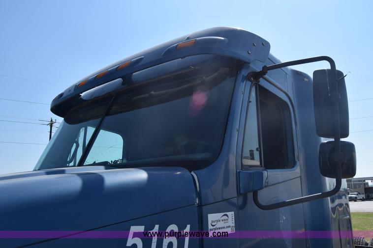 image for item J7217 2006 Freightliner Columbia semi truck
