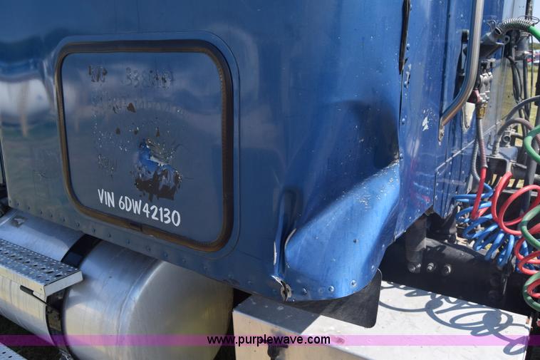 image for item J7217 2006 Freightliner Columbia semi truck