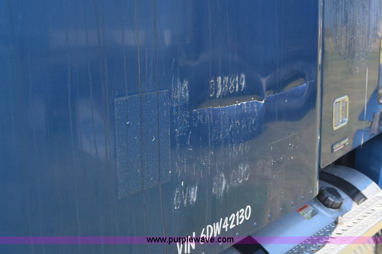 image for item J7217 2006 Freightliner Columbia semi truck