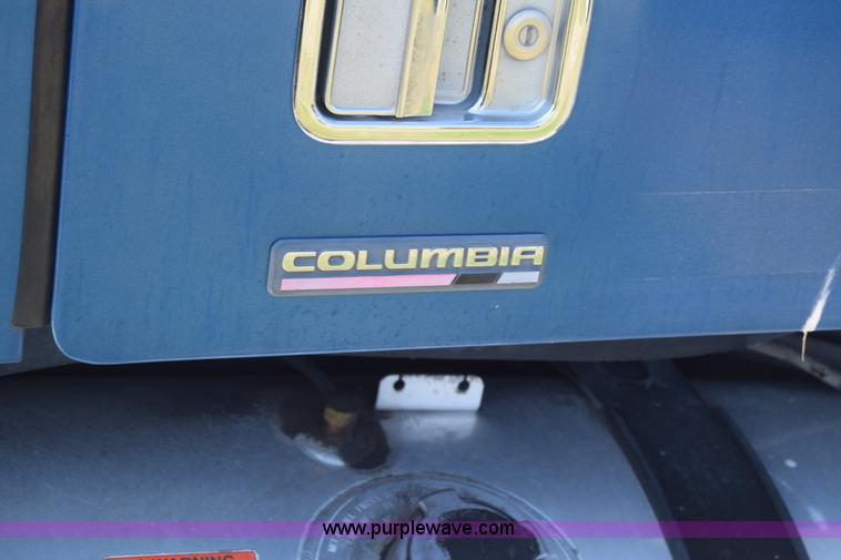 image for item J7217 2006 Freightliner Columbia semi truck