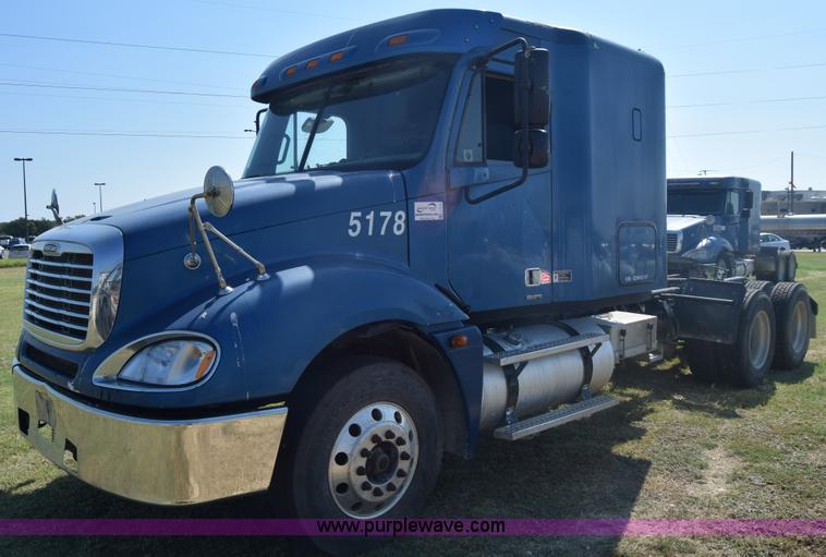 image for item J7218 2006 Freightliner Columbia semi truck