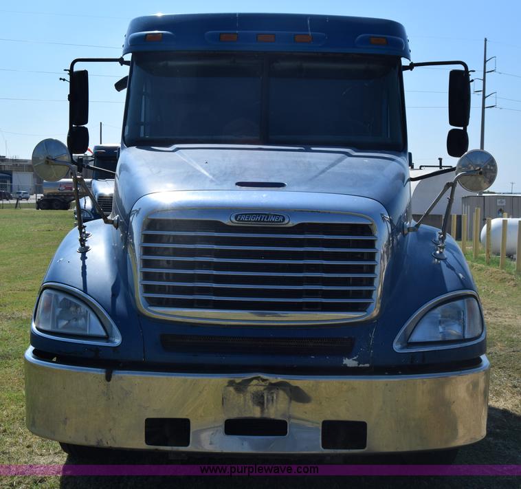 image for item J7218 2006 Freightliner Columbia semi truck