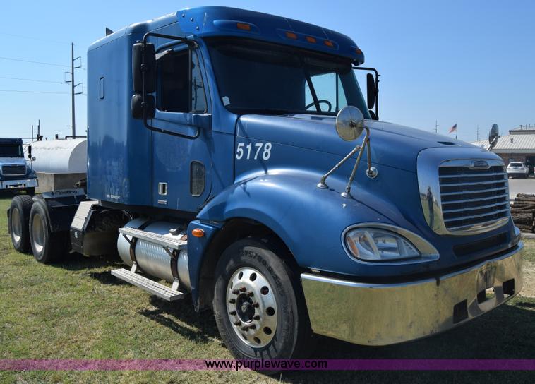 image for item J7218 2006 Freightliner Columbia semi truck