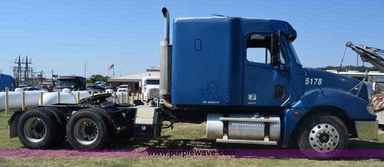 image for item J7218 2006 Freightliner Columbia semi truck