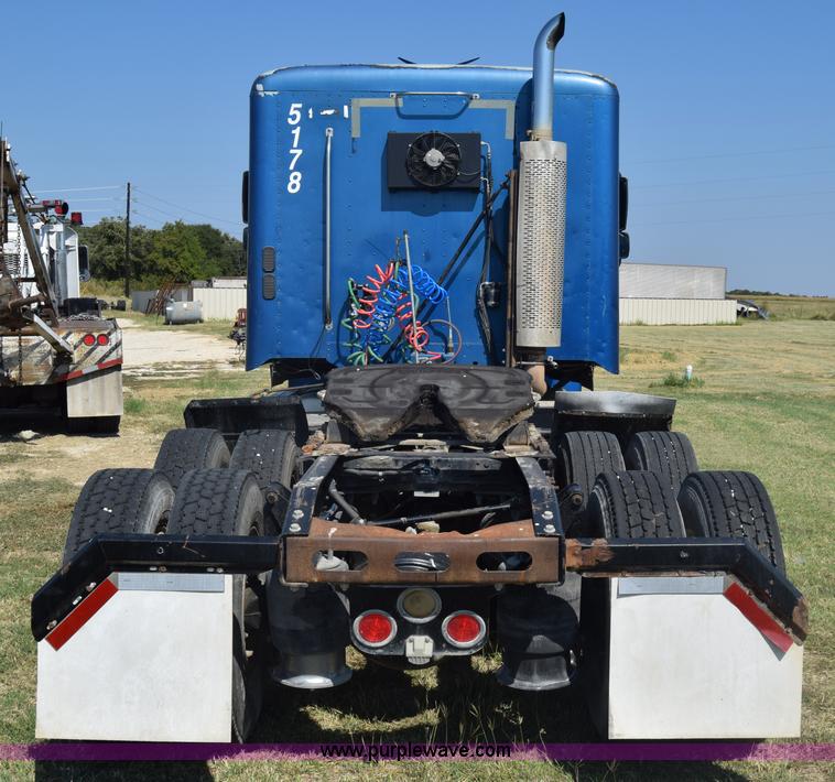 image for item J7218 2006 Freightliner Columbia semi truck