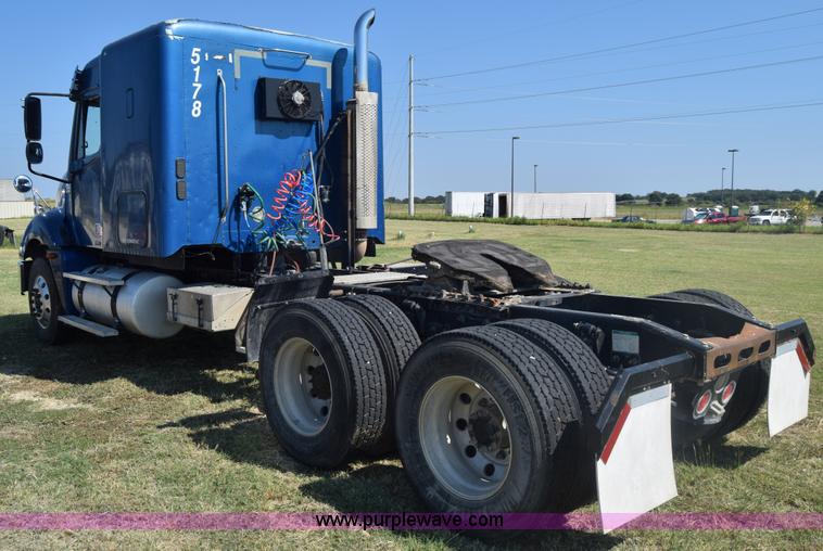 image for item J7218 2006 Freightliner Columbia semi truck