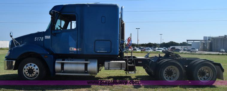 image for item J7218 2006 Freightliner Columbia semi truck