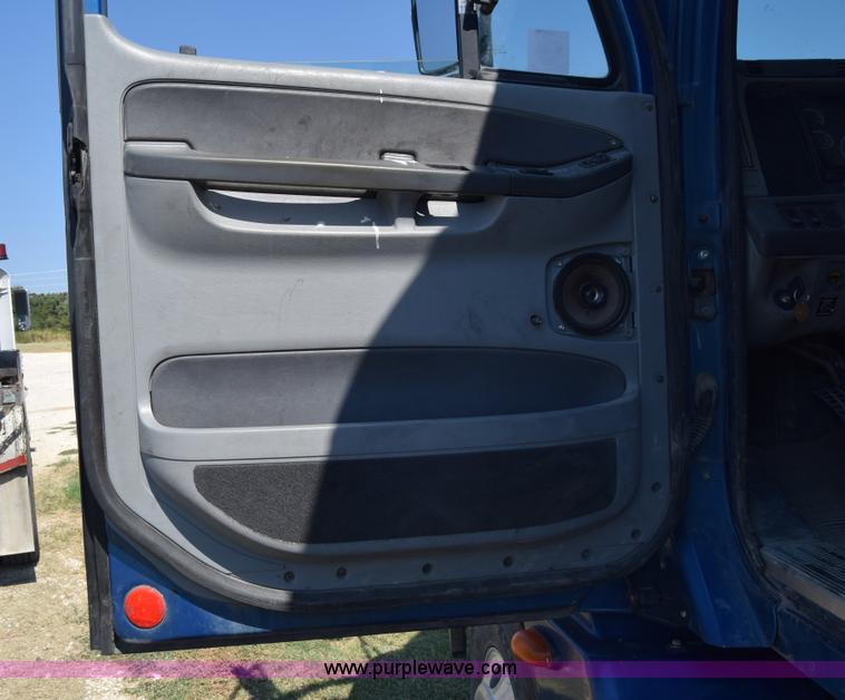 image for item J7218 2006 Freightliner Columbia semi truck