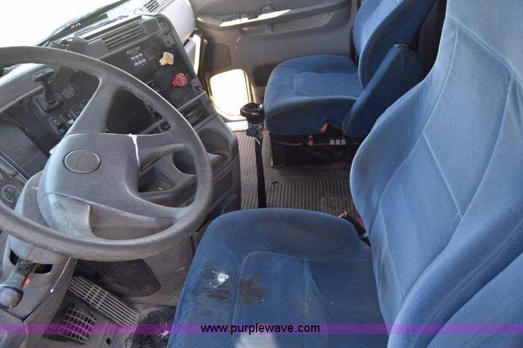 image for item J7218 2006 Freightliner Columbia semi truck