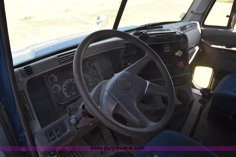 image for item J7218 2006 Freightliner Columbia semi truck