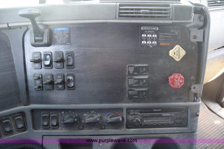 image for item J7218 2006 Freightliner Columbia semi truck