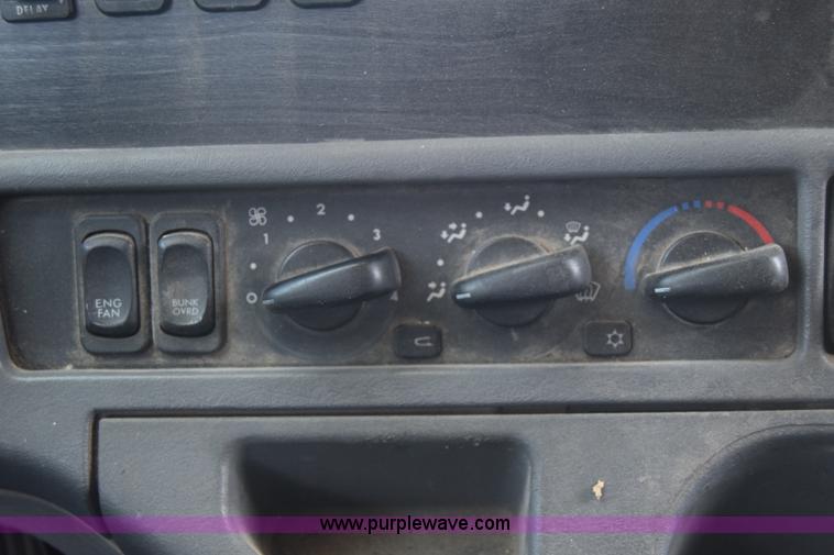 image for item J7218 2006 Freightliner Columbia semi truck