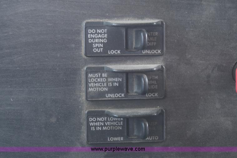 image for item J7218 2006 Freightliner Columbia semi truck