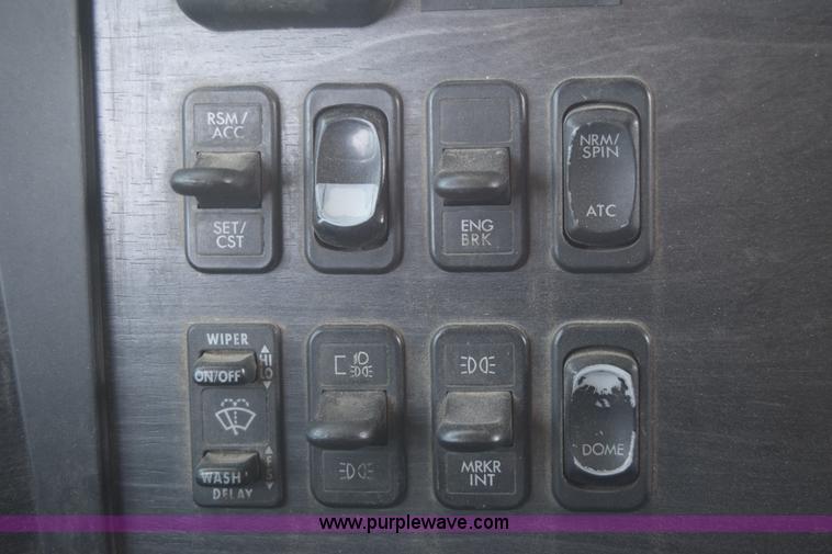 image for item J7218 2006 Freightliner Columbia semi truck