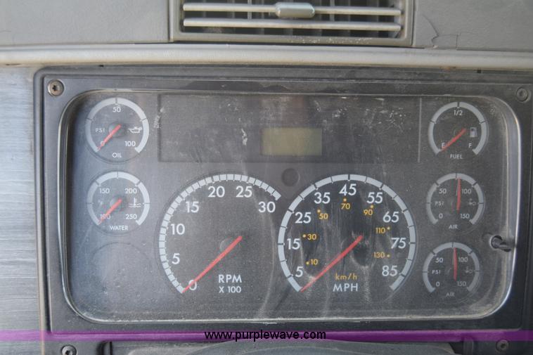 image for item J7218 2006 Freightliner Columbia semi truck