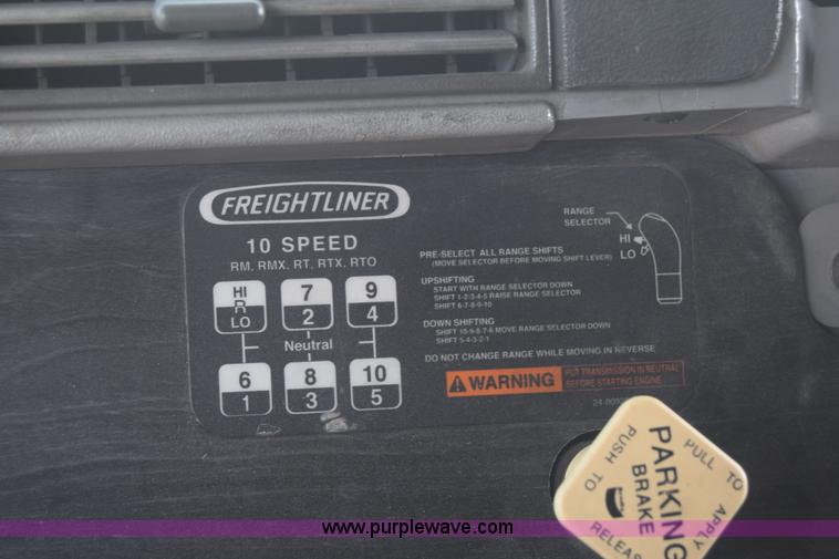 image for item J7218 2006 Freightliner Columbia semi truck