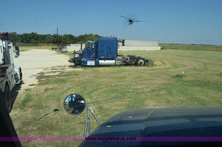 image for item J7218 2006 Freightliner Columbia semi truck