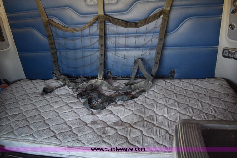 image for item J7218 2006 Freightliner Columbia semi truck