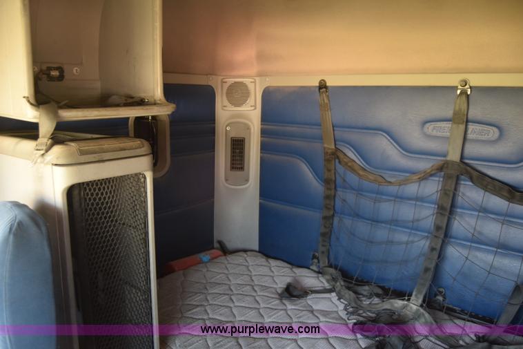 image for item J7218 2006 Freightliner Columbia semi truck