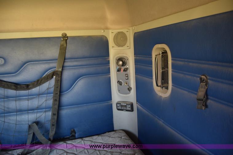 image for item J7218 2006 Freightliner Columbia semi truck