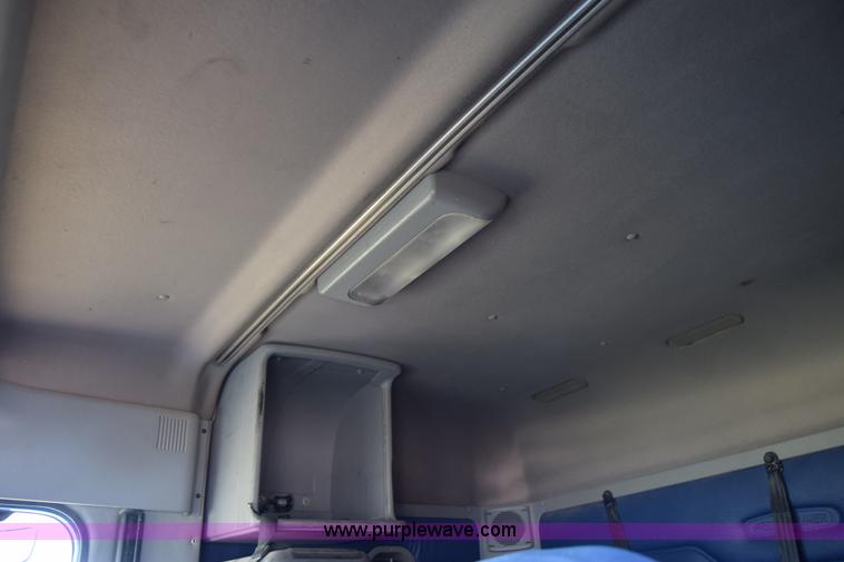 image for item J7218 2006 Freightliner Columbia semi truck