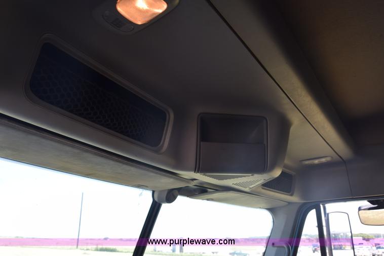 image for item J7218 2006 Freightliner Columbia semi truck