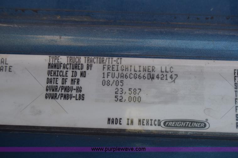 image for item J7218 2006 Freightliner Columbia semi truck