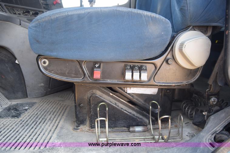 image for item J7218 2006 Freightliner Columbia semi truck