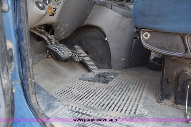 image for item J7218 2006 Freightliner Columbia semi truck