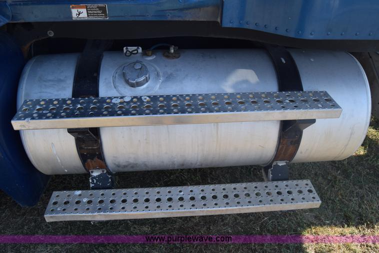 image for item J7218 2006 Freightliner Columbia semi truck