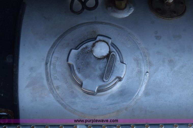 image for item J7218 2006 Freightliner Columbia semi truck