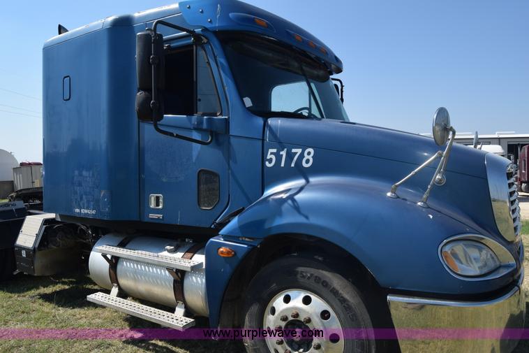 image for item J7218 2006 Freightliner Columbia semi truck