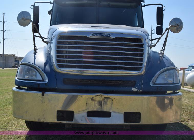 image for item J7218 2006 Freightliner Columbia semi truck