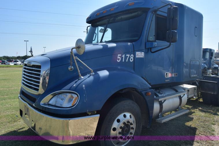 image for item J7218 2006 Freightliner Columbia semi truck