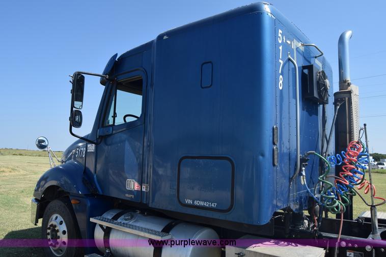 image for item J7218 2006 Freightliner Columbia semi truck