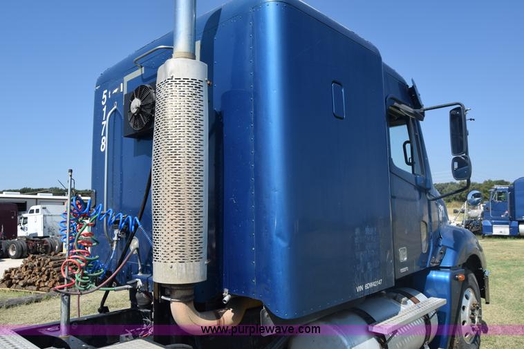image for item J7218 2006 Freightliner Columbia semi truck