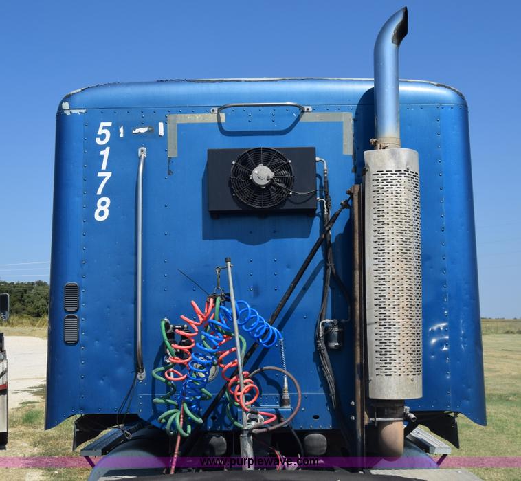 image for item J7218 2006 Freightliner Columbia semi truck